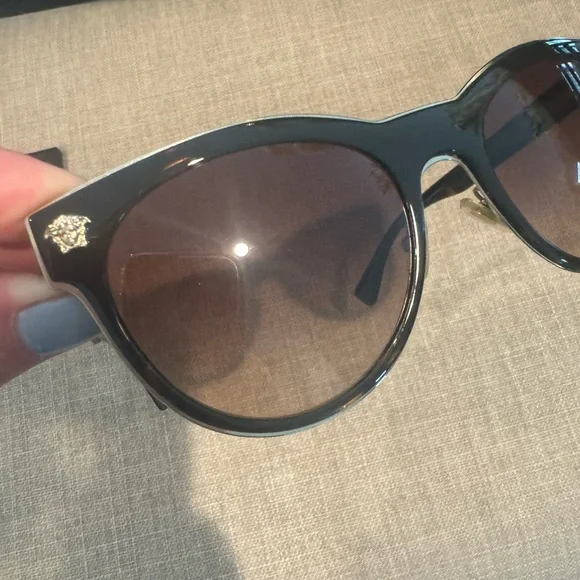 Versace Sunglasses Model 2198 See All Pics Left Side Needs To Be Tightened - Picture 8 of 10